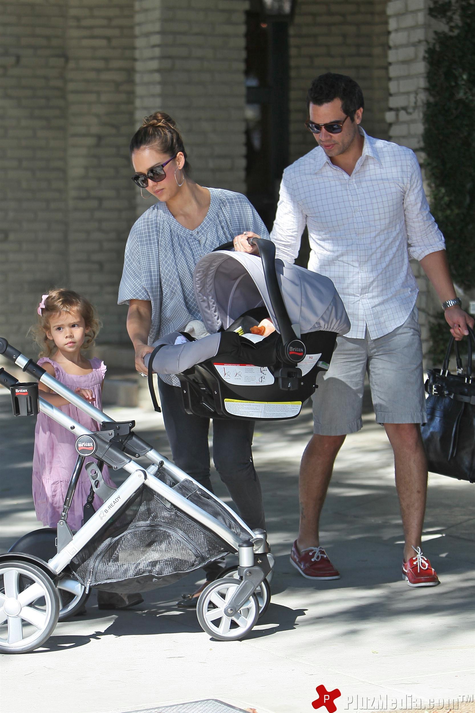 Jessica Alba and Cash Warren take Honor Marie and new baby Haven for breakfast | Picture 98016